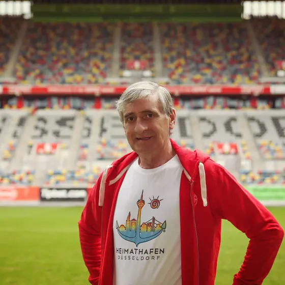 Im Stadion im Heimathafen-Shirt