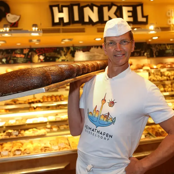 Beim Bäcker im Heimathafen-Shirt