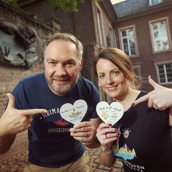 Mit Herz-Bierdeckeln im Heimathafen-Shirt