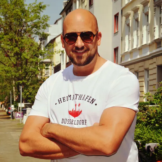 In der Altstadt im Heimathafen-Shirt