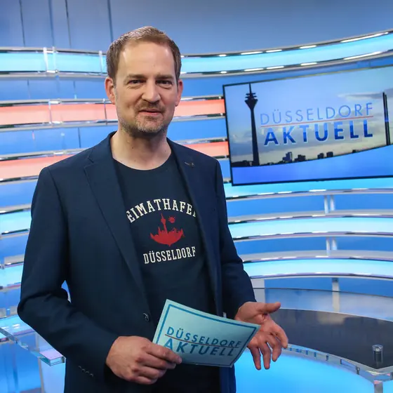 Im TV-Studio im Heimathafen-Shirt