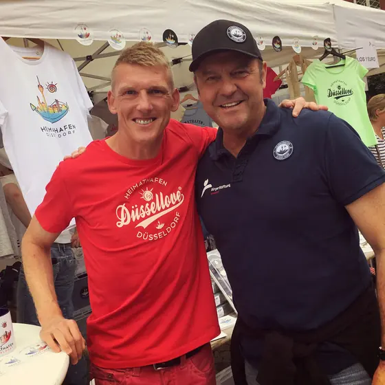 Unter Freunden im Heimathafen-Shirt
