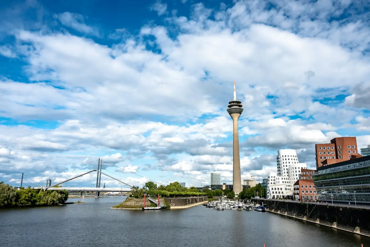 Rheinturm und Medienhafen in Düsseldorf unter blauem Himmel