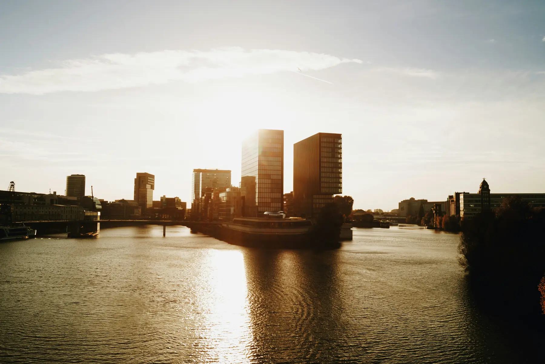 Sonnenuntergang über dem Medienhafen am Rhein in Düsseldorf